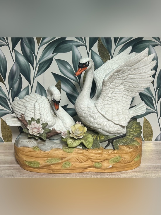 Wellington Other - Vintage Wellington Collection Porcelain Swan Music Box Figurine
